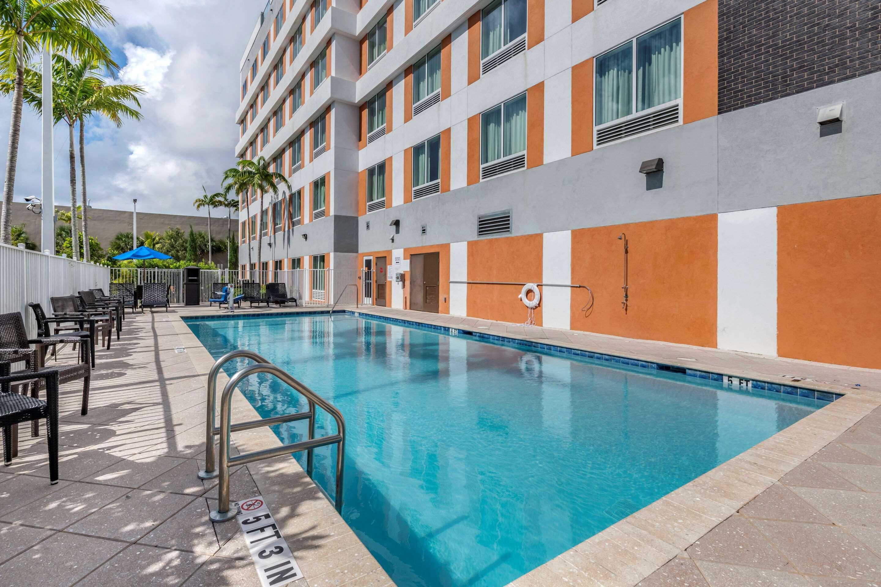 Comfort Suites Fort Lauderdale Airport & Cruise Port Дейния Бийч Екстериор снимка