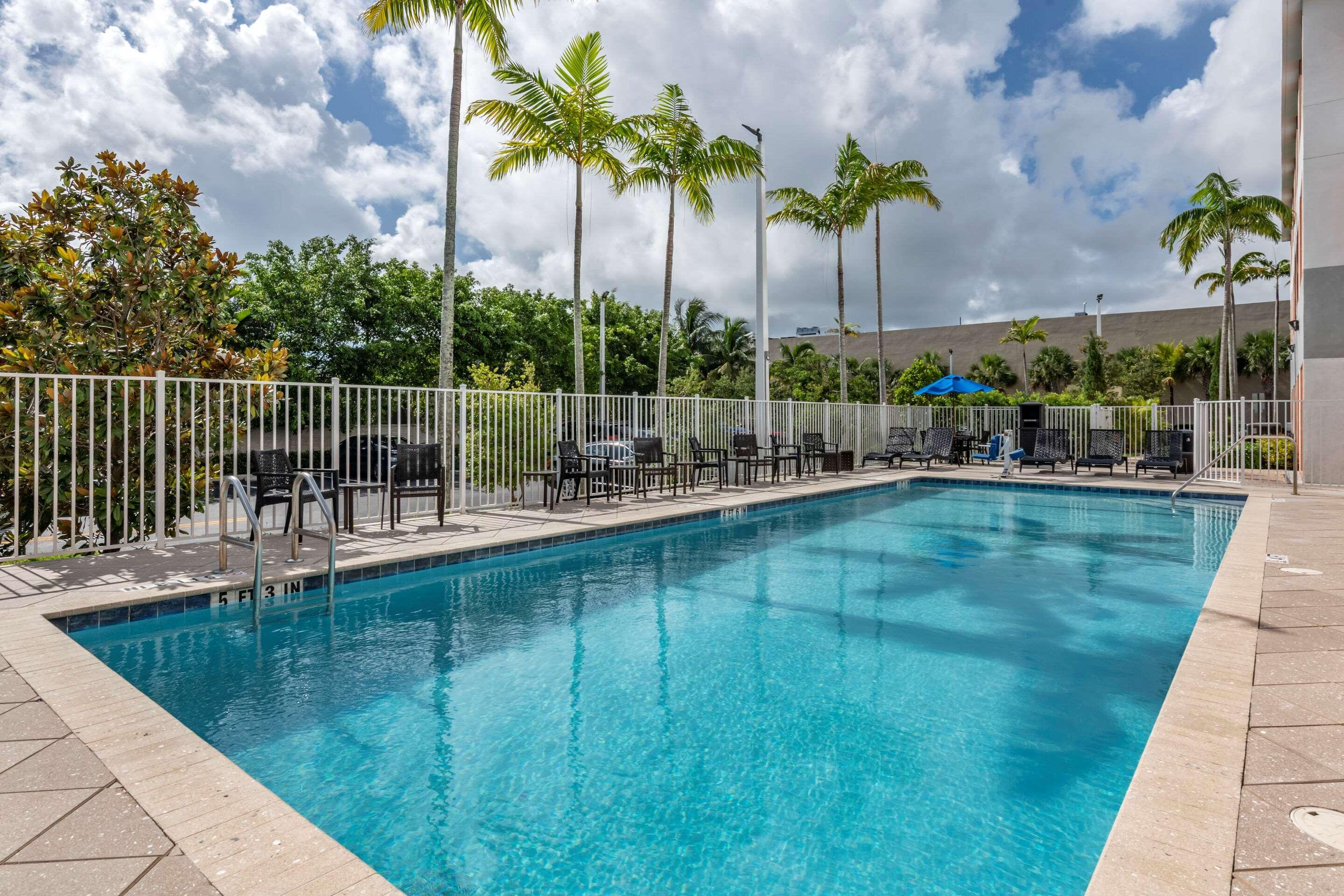 Comfort Suites Fort Lauderdale Airport & Cruise Port Дейния Бийч Екстериор снимка