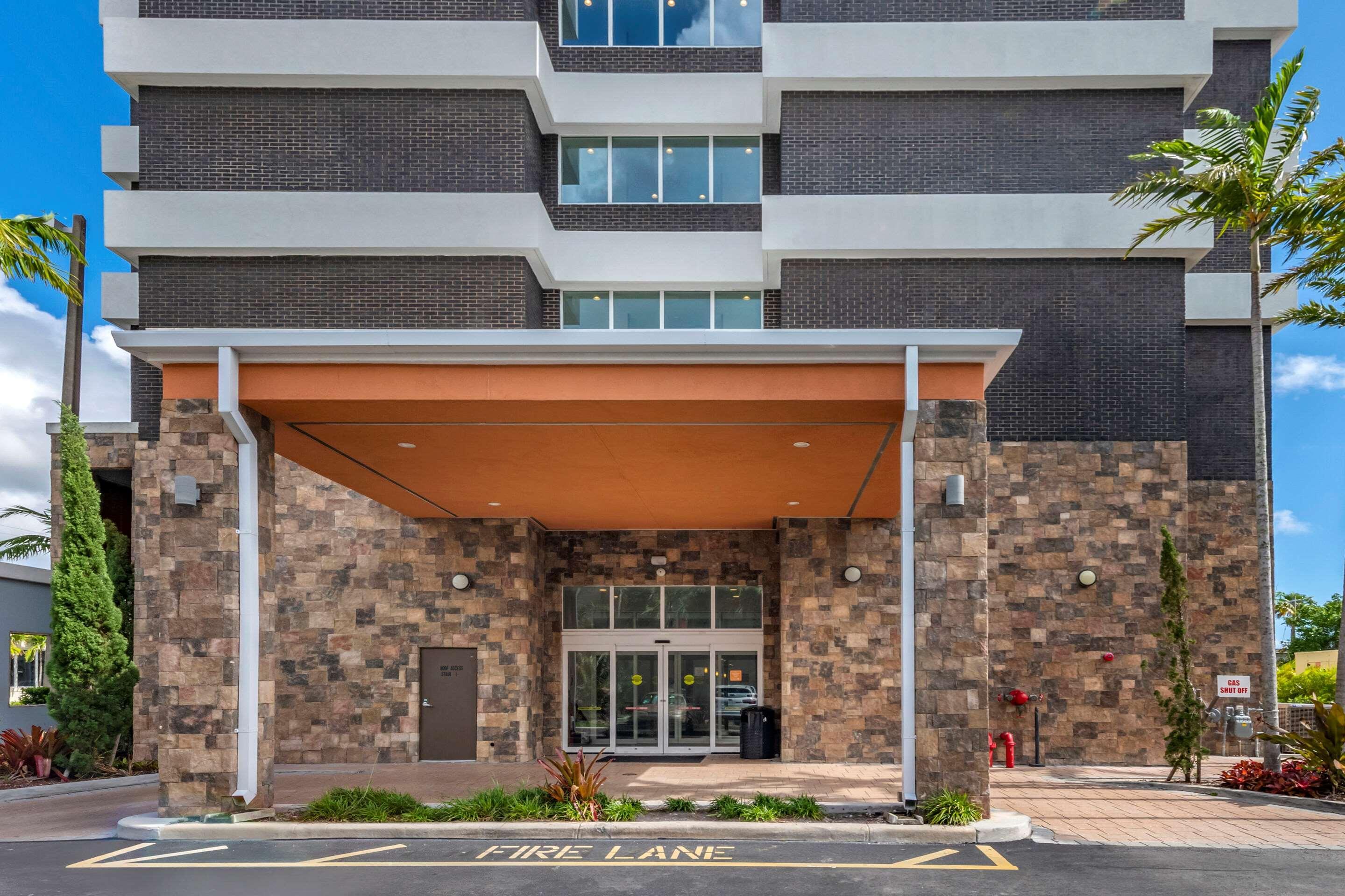 Comfort Suites Fort Lauderdale Airport & Cruise Port Дейния Бийч Екстериор снимка