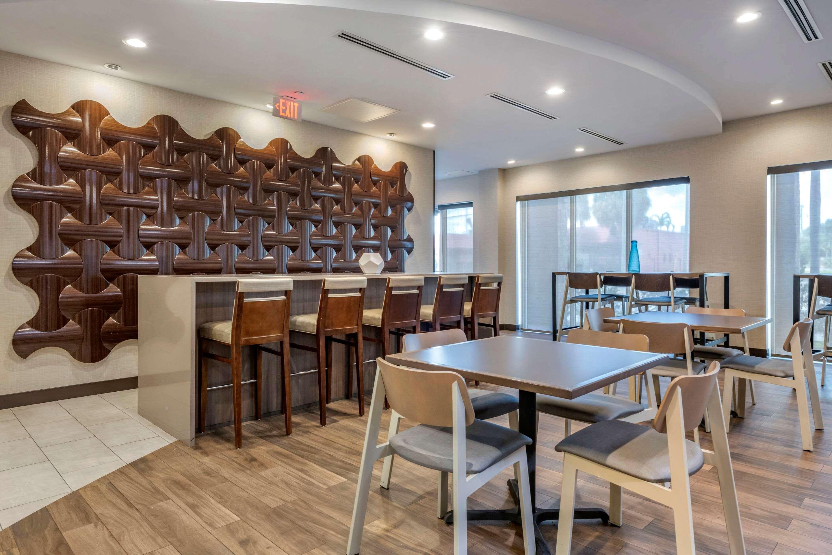 Comfort Suites Fort Lauderdale Airport & Cruise Port Дейния Бийч Екстериор снимка