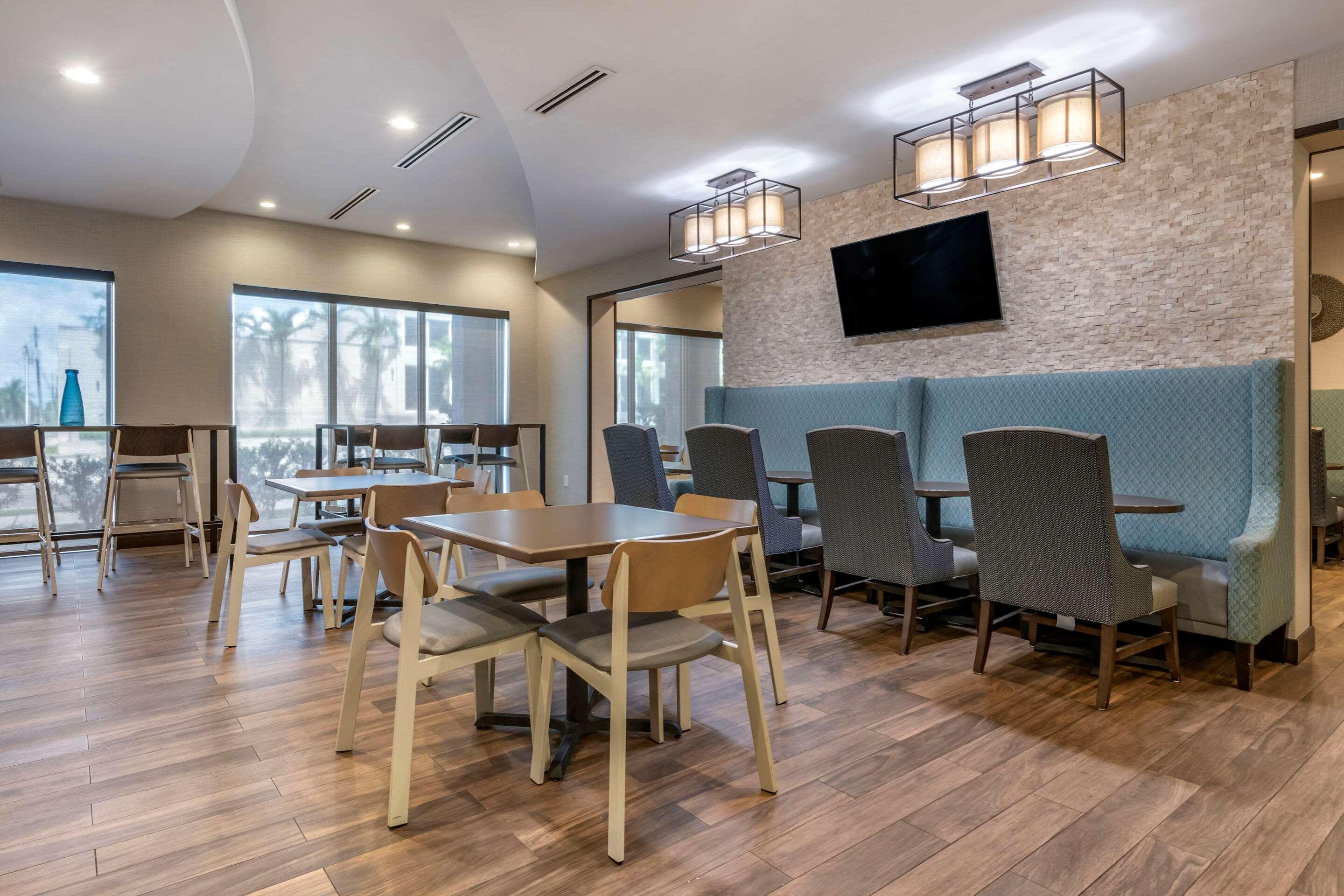 Comfort Suites Fort Lauderdale Airport & Cruise Port Дейния Бийч Екстериор снимка